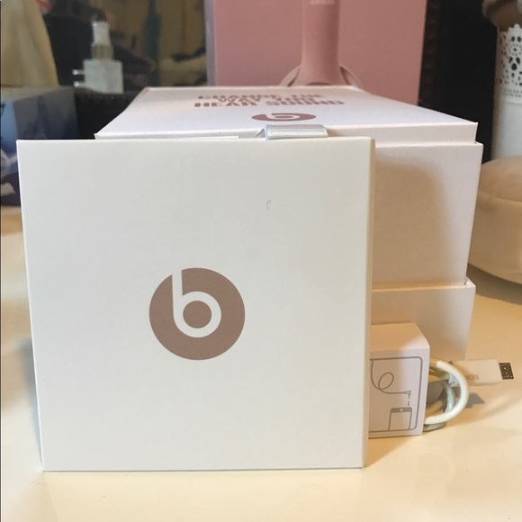 Beats Solo2 Wireless READ DESCRIPTION - Picture 8 of 8